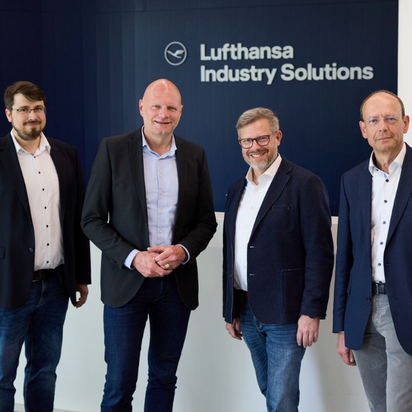 Mitarbeitende Von TÜVIT und LHIND posieren gemeinsam.