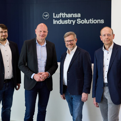 Mitarbeitende Von TÜVIT und LHIND posieren gemeinsam.