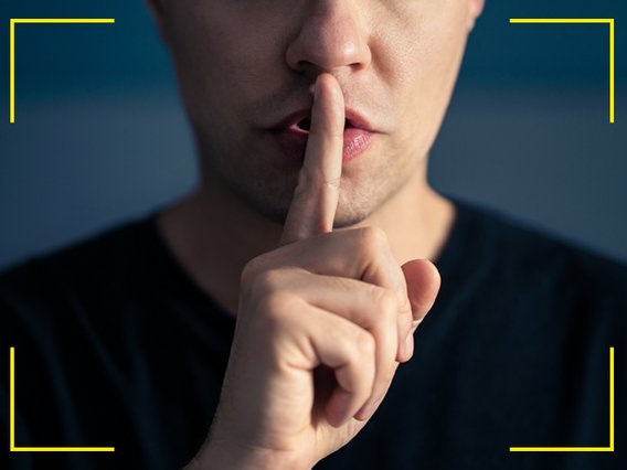 Geste-Schweigen-Zeigefinger Geste für "Leise"