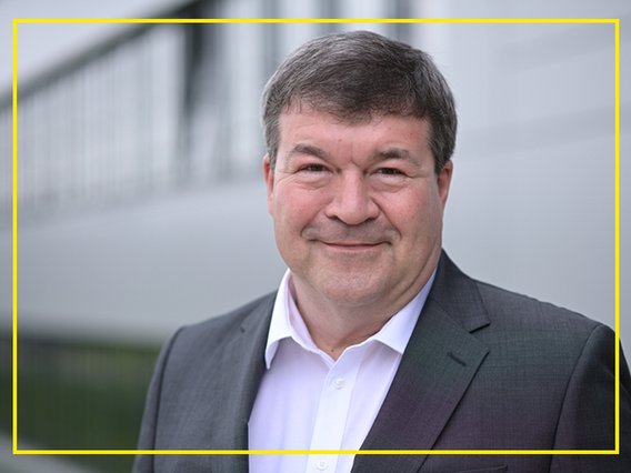 dirk-kretzschmar-grafisches-element Dirk Kretzschmar, TÜV Informationstechnik