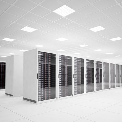 Reihen mit schwarz-weißen Server-Racks in einem Rechenzentrum. | TÜVIT