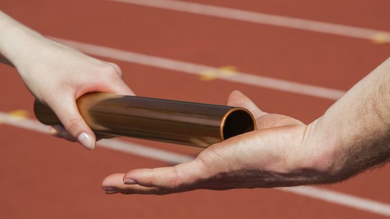 Übergabe eines Staffelstabs