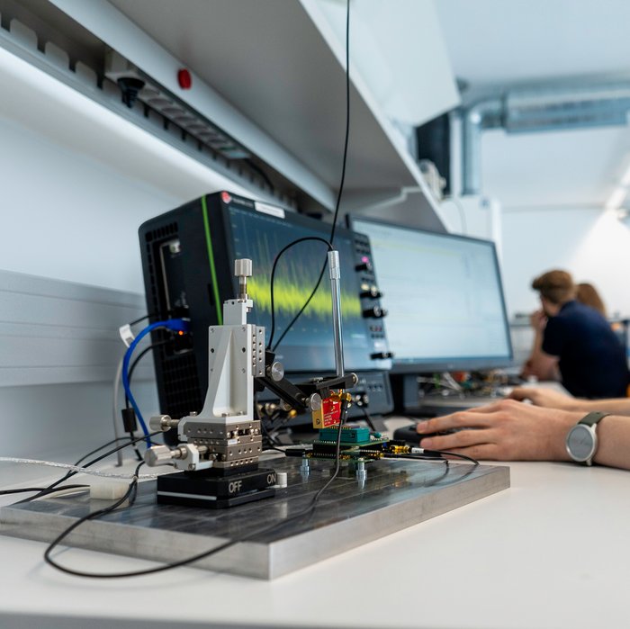 Arbeitsszene im Hardware Labor von TÜVIT an einem Messgerät