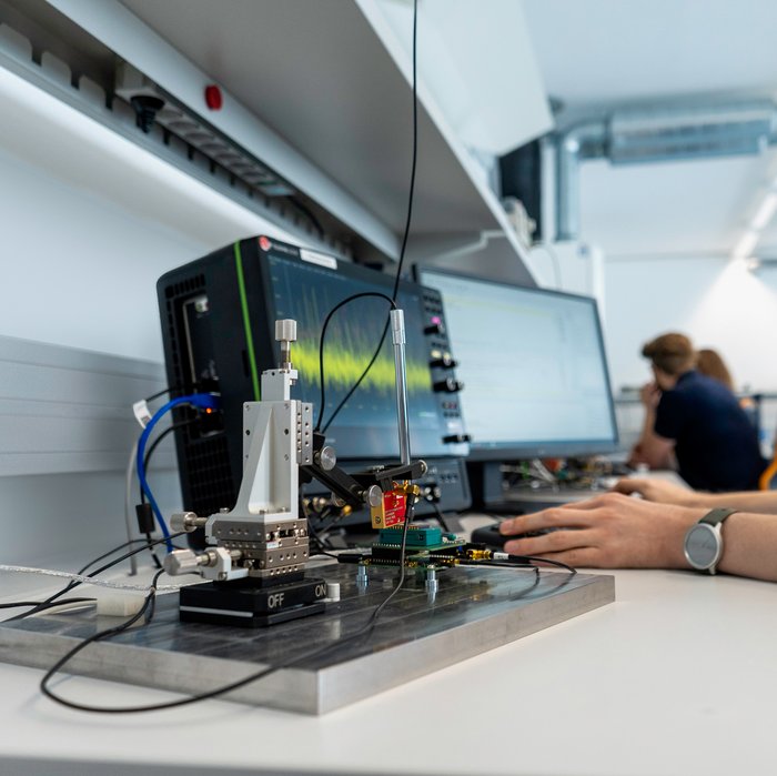 Arbeitsszene im Hardware Labor von TÜVIT an einem Messgerät