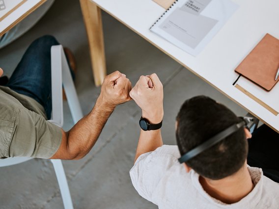IT.Connect, zwei Studierende freuen sich über Jobmöglichkeiten