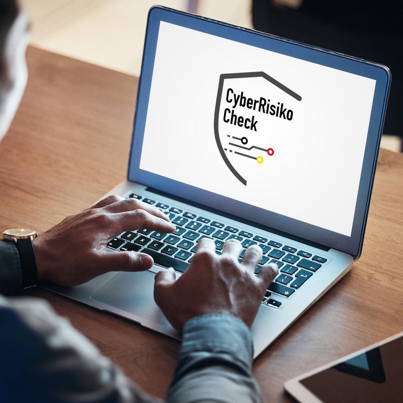 Laptop mit Logo vom CyberRisikoCheck