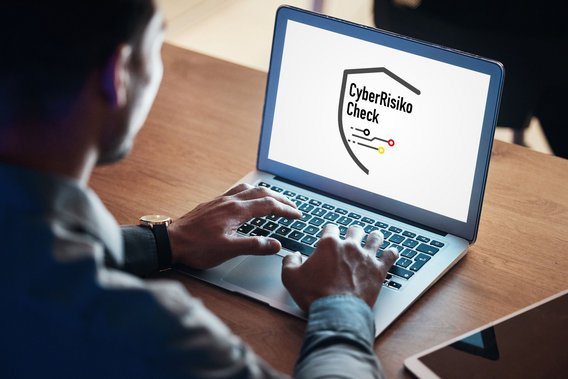 Laptop mit Logo vom CyberRisikoCheck