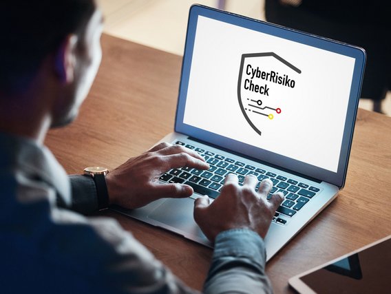 Laptop mit Logo vom CyberRisikoCheck