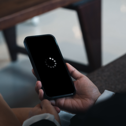 Smartphone mit Update-Symbol auf dem Display.