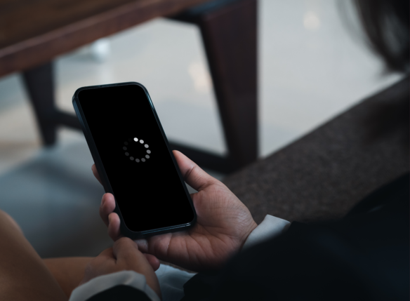 Smartphone mit Update-Symbol auf dem Display.