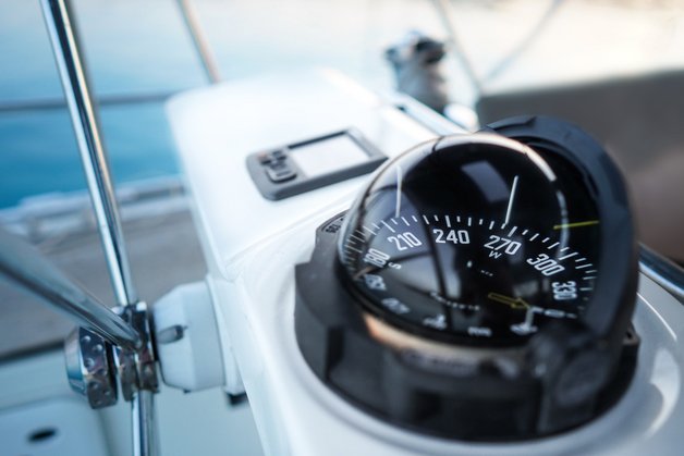 Kompass auf Segelboot
