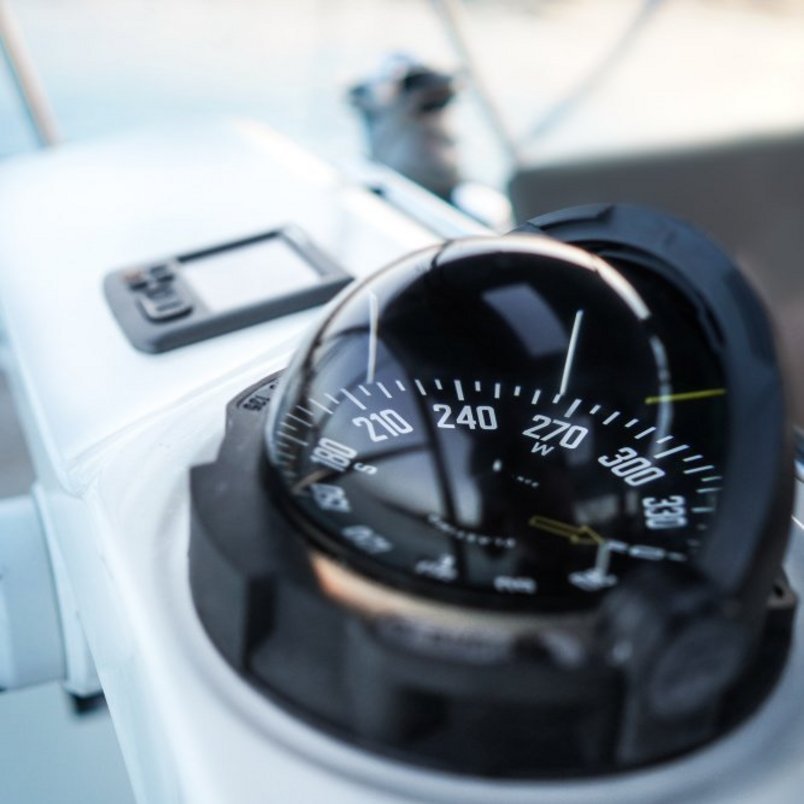 Kompass auf Segelboot