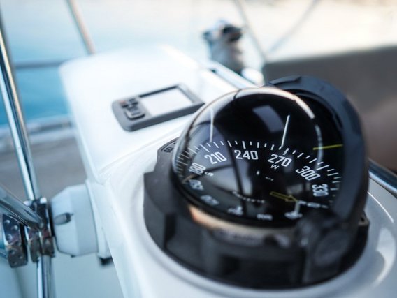 Kompass auf Segelboot