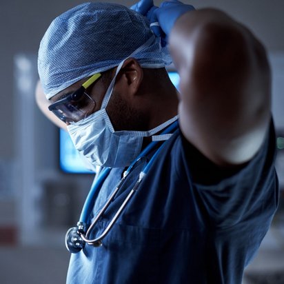 Gesundheitswesen-OP-Arzt Vorbereitungen im OP