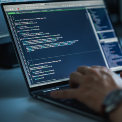 Eine Person schreibt etwas an einem Laptop