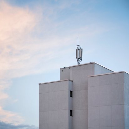 Antenne auf einem flachen Hausdach