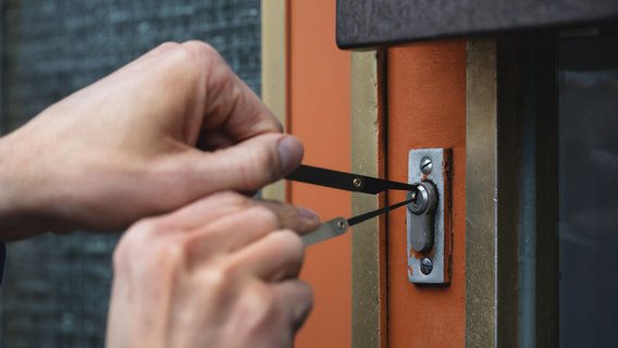 Knacken eines Türschlosses