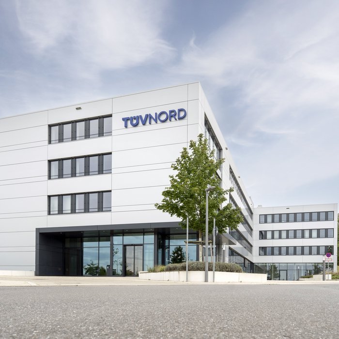 Perspektivischer Blick auf das in 2021 errichtete neue Zentralgebäude am Technologiecampus der TÜV NORD GROUP in Essen