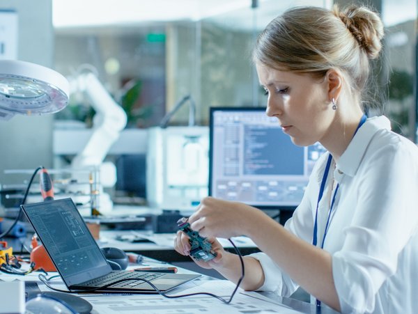 Mitarbeiterin arbeitet im Hardwarelabor