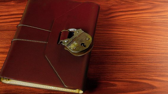 Ordner mit Ledereinband und Schloss