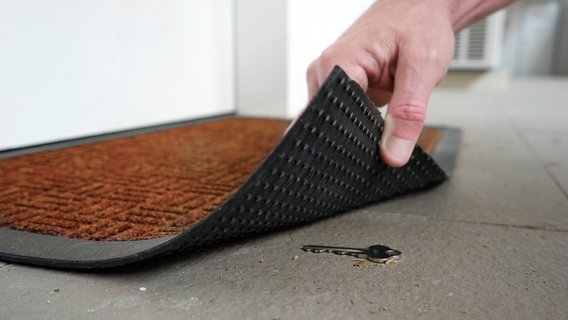 Schlüssel unter einer Füßmatte