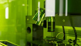 Nahaufnahme eines Lasers im Hardware Labor bei TÜV Informationstechnik