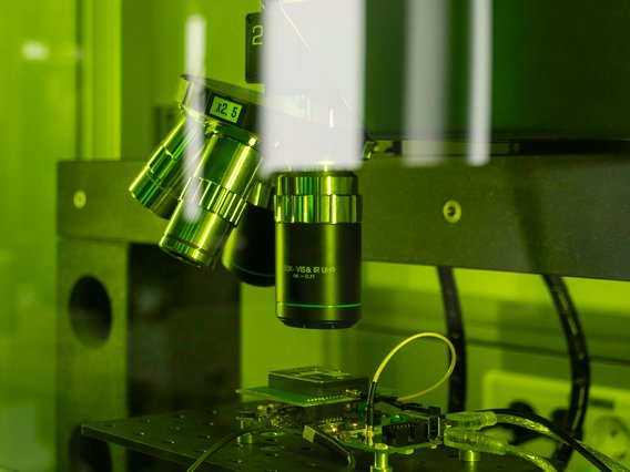 hardware-labor-laser Nahaufnahme eines Lasers im Hardware Labor bei TÜV Informationstechnik