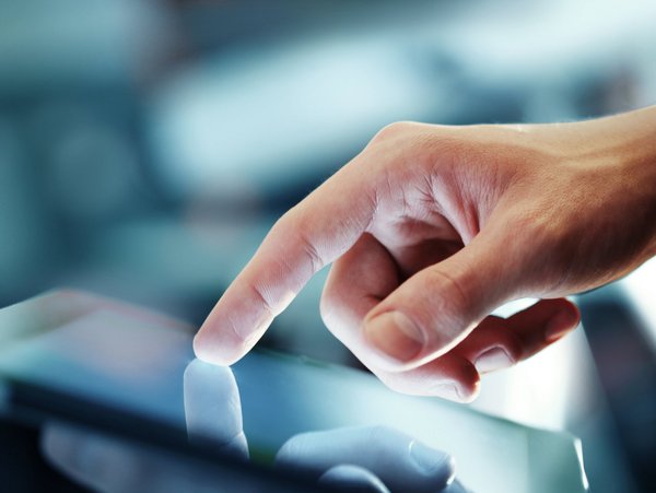 Ein Finger bedient ein Tablet