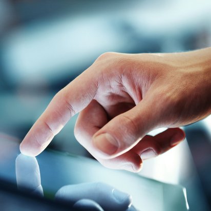 Finger tippt auf Tablet