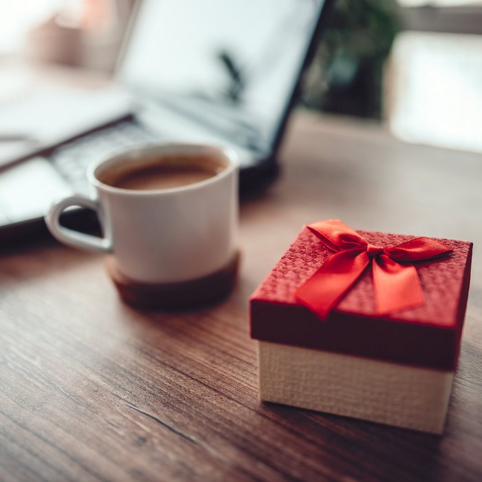 Benefits - Geschenkbox auf Schreibtisch