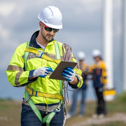 Windräder mit Prüfingenieur im Vordergrund
