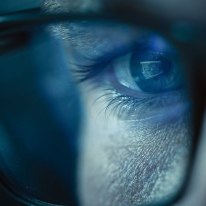 brille-auge-monitor Nahaufnahme eines Brillenglases einer Person, die auf einem Monitor schaut