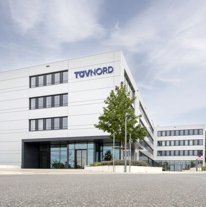 Perspektivischer Blick auf das in 2021 errichtete neue Zentralgebäude am Technologiecampus der TÜV NORD GROUP in Essen