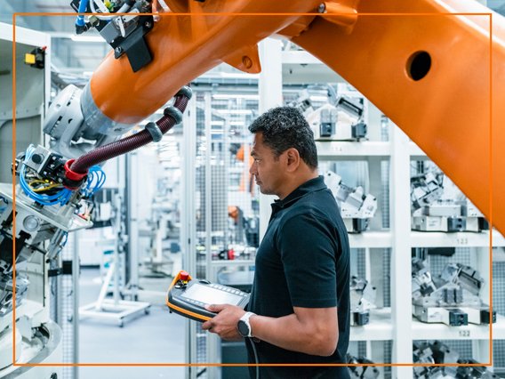 industrie-maschine Ein Mitarbeitender bedient eine Industriemaschine