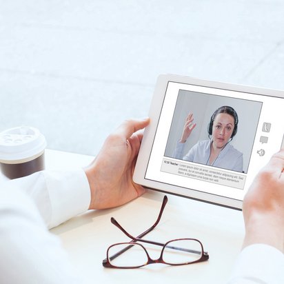 Eine Person nimmt an einer Videosprechstunde teil.