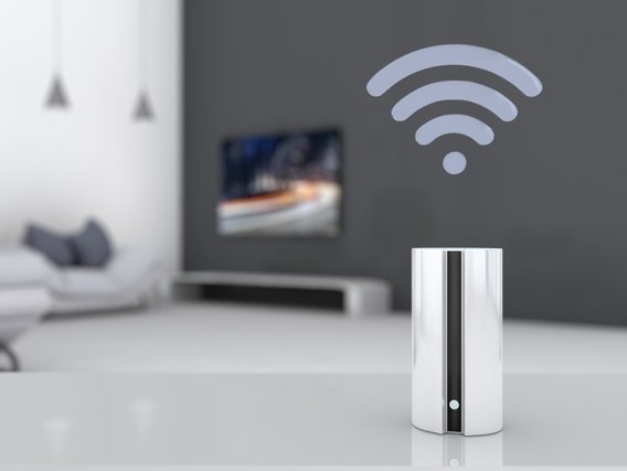 Smart Home Lautsprecher in einem Wohnzimmer. | TÜVIT