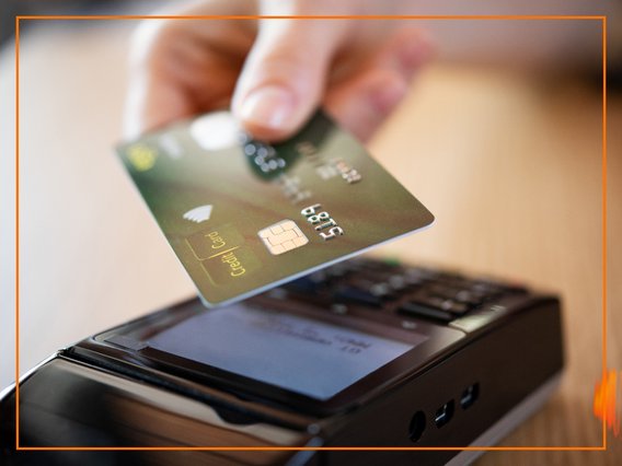 nfc-bankkarte-ec-gerät Eine Person bezahlt an einem mobilen EC-Gerät via NFC mit einer Bankkarte