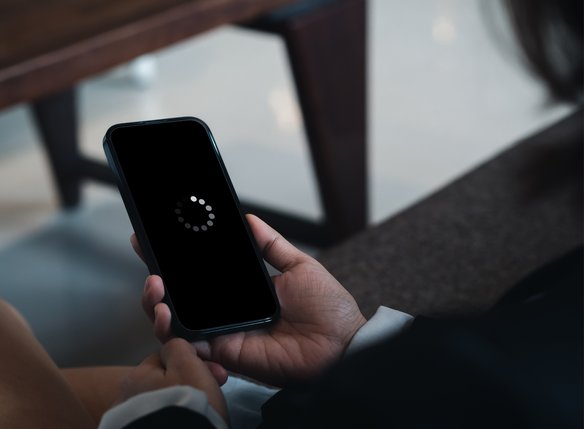 Smartphone mit Update-Symbol auf dem Display.