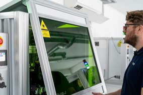 Laser mit grüner Schutzvorrichtung im TÜVIT Hardware-Labor