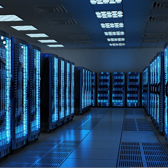 Gang in einem Rechenzentrum mit leuchtenten Lampen in den Server-Racks.