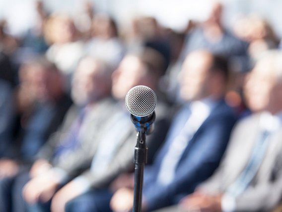 Mikrofon vor Veranstaltungsteilnehmenden
