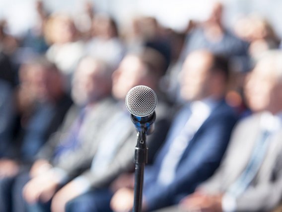 Mikrofon vor Veranstaltungsteilnehmenden