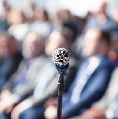 Mikrofon vor Veranstaltungsteilnehmenden
