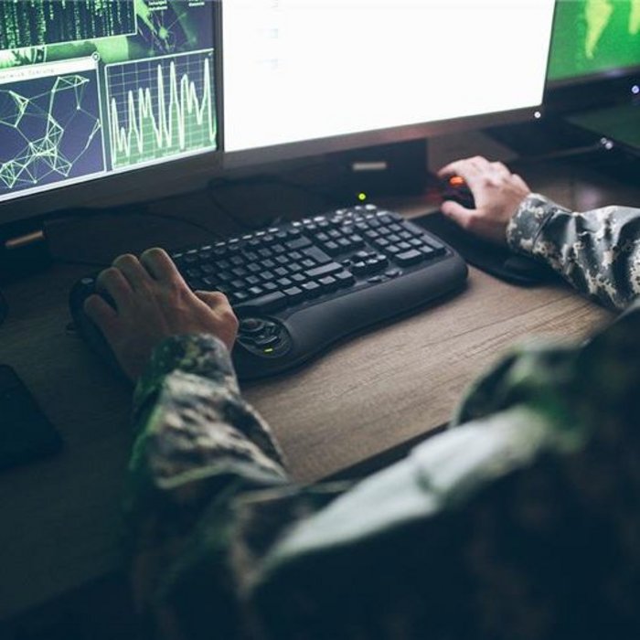 Ein Soldat sitzt an einem Computer. | TÜVIT