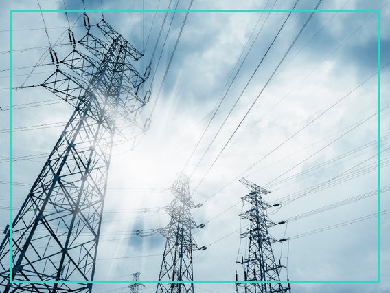 strommaste-energie Strommaste vor bewölktem Himmel