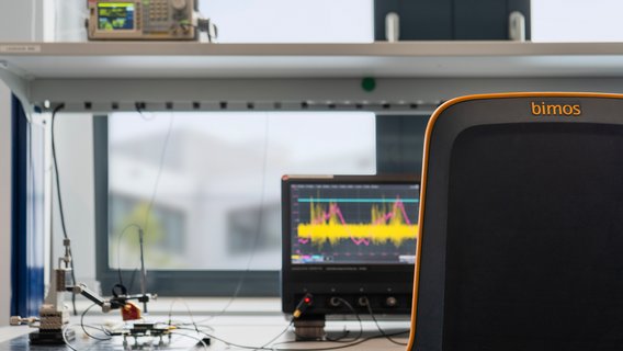 hardware-labor-seitenkanalmessung-oszilloskop Seitenkanalmessung eines NXP Smartcard Chips mithilfe elektromagnetischer Abstrahlung (EMA). Die mit einem Oszilloskop erfassten EMA Signale enthalten potentiell Informationen über sicherheitskritische Geheimnisse, wie Schlüssel, die über Analysen extrahiert werden könnten.