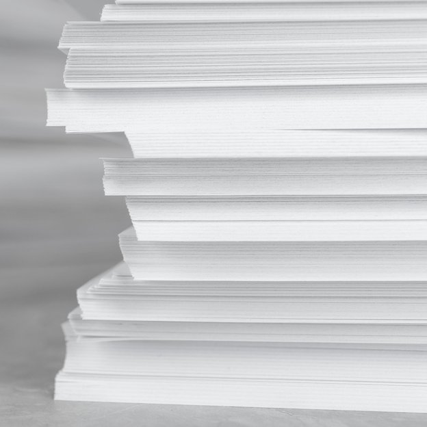 Nahaufnahme eines Stapels Papier von vorne. Nahaufnahme eines Stapels Papier von vorne.