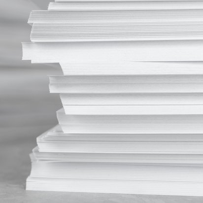 Nahaufnahme eines Stapels Papier von vorne.