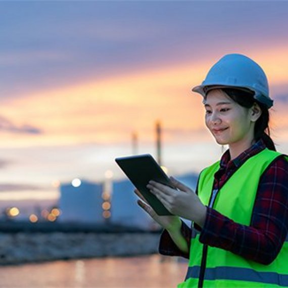 Frau mit Tablet in Industrieumgebung