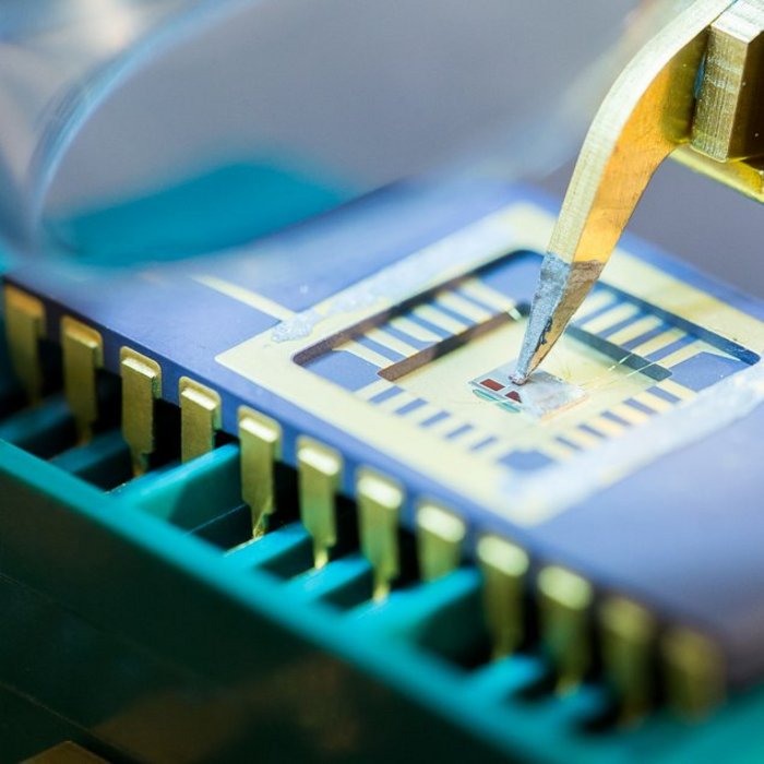 Chip-Prüfung in einem Testbed im Hardware-Labor von TÜVIT